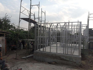 Projet de maison, montage de la structure métallique au rez-de-chaussée thumbnail