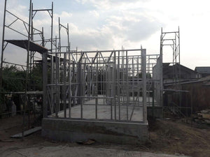 Projet de maison, montage de la structure métallique au rez-de-chaussée thumbnail