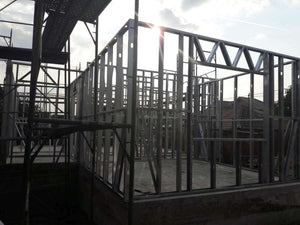 Projet de maison, montage de la structure métallique au rez-de-chaussée thumbnail