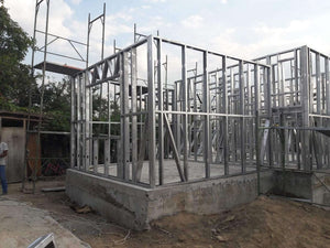 Projet de maison, montage de la structure métallique au rez-de-chaussée thumbnail