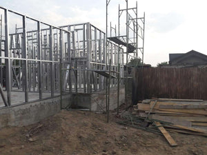 Projet de maison, montage de la structure métallique au rez-de-chaussée thumbnail