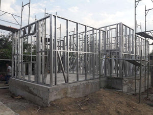 Projet de maison, montage de la structure métallique au rez-de-chaussée thumbnail