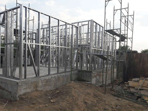 Projet de maison, montage de la structure métallique au rez-de-chaussée thumbnail