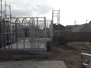 Projet de maison, montage de la structure métallique au rez-de-chaussée thumbnail