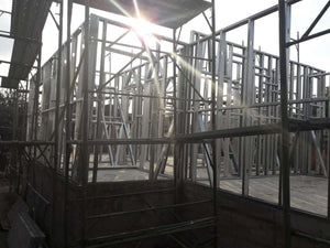 Projet de maison, montage de la structure métallique au rez-de-chaussée thumbnail