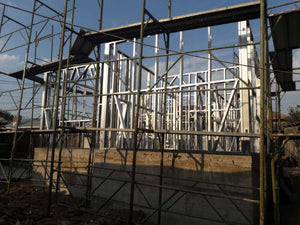 Projet de maison, montage de la structure métallique au rez-de-chaussée thumbnail