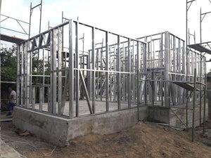 Projet de maison, montage de la structure métallique au rez-de-chaussée thumbnail