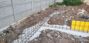 Projet de halle de 240 mètres carrés, installation de l'armature et du coffrage des poutres de fondation thumbnail