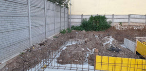 Projet de halle de 240 mètres carrés, installation de l'armature et du coffrage des poutres de fondation thumbnail