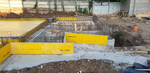 Projet de halle de 240 mètres carrés, installation de l'armature et du coffrage des poutres de fondation thumbnail