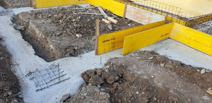 Projet de halle de 240 mètres carrés, installation de l'armature et du coffrage des poutres de fondation thumbnail