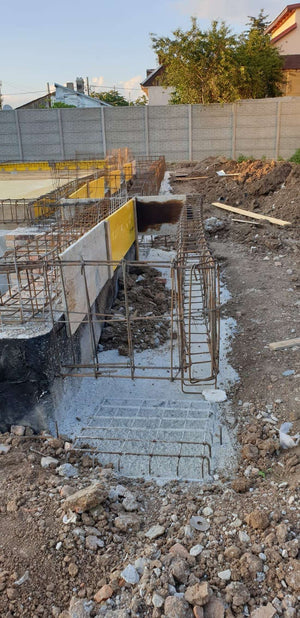 Projet de halle de 240 mètres carrés, installation de l'armature et du coffrage des poutres de fondation thumbnail
