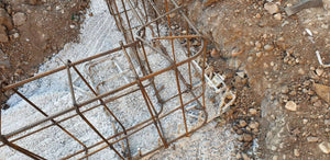 Projet de halle de 240 mètres carrés, installation de l'armature et du coffrage des poutres de fondation thumbnail