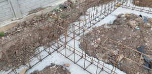 Projet de halle de 240 mètres carrés, installation de l'armature et du coffrage des poutres de fondation thumbnail