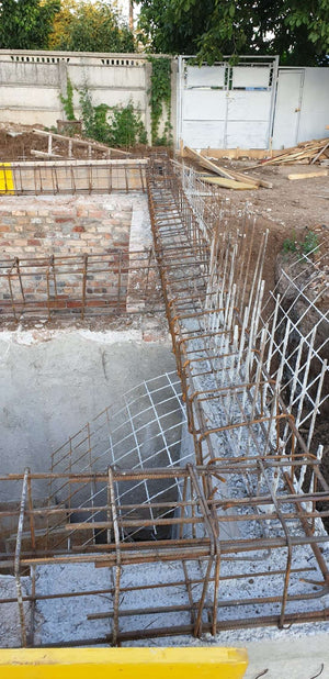 Projet de halle de 240 mètres carrés, installation de l'armature et du coffrage des poutres de fondation thumbnail