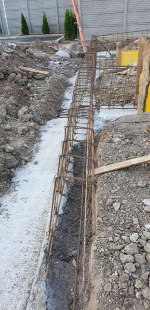Projet de halle de 240 mètres carrés, installation de l'armature et du coffrage des poutres de fondation thumbnail