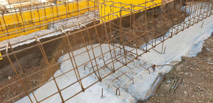 Projet de halle de 240 mètres carrés, installation de l'armature et du coffrage des poutres de fondation thumbnail