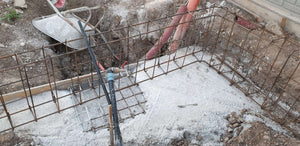 Projet de halle de 240 mètres carrés, installation de l'armature et du coffrage des poutres de fondation thumbnail