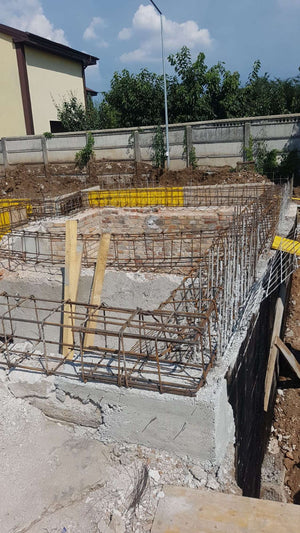 Projet de halle de 240 mètres carrés, installation de l'armature et du coffrage des poutres de fondation thumbnail