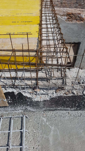 Projet de halle de 240 mètres carrés, installation de l'armature et du coffrage des poutres de fondation thumbnail