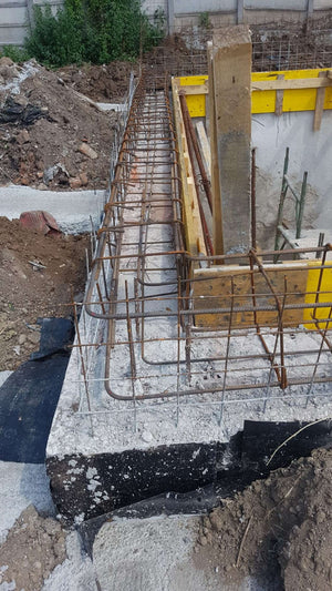 Projet de halle de 240 mètres carrés, installation de l'armature et du coffrage des poutres de fondation thumbnail