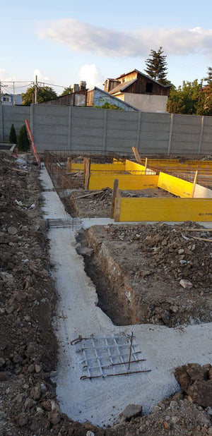 Projet de halle de 240 mètres carrés, installation de l'armature et du coffrage des poutres de fondation thumbnail