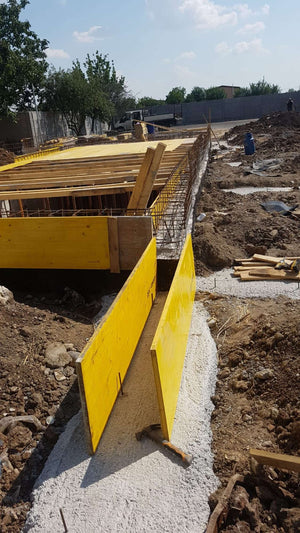 Projet de halle de 240 mètres carrés, installation de l'armature et du coffrage des poutres de fondation thumbnail