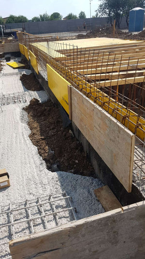 Projet de halle de 240 mètres carrés, installation de l'armature et du coffrage des poutres de fondation thumbnail