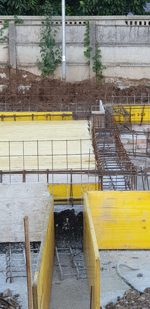 Projet de halle de 240 mètres carrés, installation de l'armature et du coffrage des poutres de fondation thumbnail