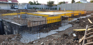 Projet de halle de 240 mètres carrés, installation de l'armature et du coffrage des poutres de fondation thumbnail