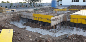 Projet de halle de 240 mètres carrés, installation de l'armature et du coffrage des poutres de fondation thumbnail