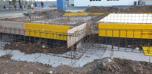 Projet de halle de 240 mètres carrés, installation de l'armature et du coffrage des poutres de fondation thumbnail
