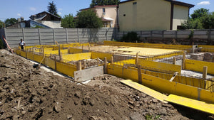 Projet de halle de 240 mètres carrés, installation de l'armature et du coffrage des poutres de fondation thumbnail