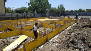 Projet de halle de 240 mètres carrés, installation de l'armature et du coffrage des poutres de fondation thumbnail