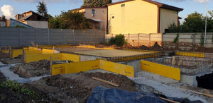 Projet de halle de 240 mètres carrés, installation de l'armature et du coffrage des poutres de fondation thumbnail