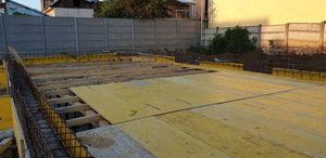 Projet de halle de 240 mètres carrés, installation de l'armature et du coffrage des poutres de fondation thumbnail