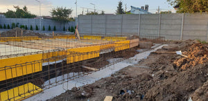 Projet de halle de 240 mètres carrés, installation de l'armature et du coffrage des poutres de fondation thumbnail