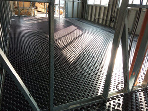 Projet de halle métallique de 240 mètres carrés à Bucarest, installation du chauffage par le sol thumbnail
