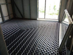 Projet de halle métallique de 240 mètres carrés à Bucarest, installation du chauffage par le sol thumbnail