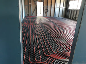 Projet de halle métallique de 240 mètres carrés à Bucarest, installation du chauffage par le sol thumbnail