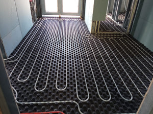Projet de halle métallique de 240 mètres carrés à Bucarest, installation du chauffage par le sol thumbnail