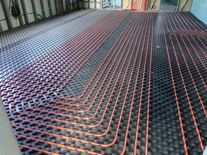 Projet de halle métallique de 240 mètres carrés à Bucarest, installation du chauffage par le sol thumbnail