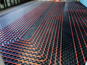 Projet de halle métallique de 240 mètres carrés à Bucarest, installation du chauffage par le sol thumbnail