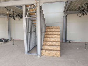Conception et installation d'un escalier métallique à deux rampes avec un palier thumbnail