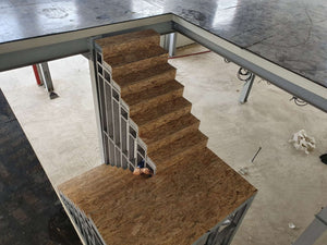Conception et installation d'un escalier métallique à deux rampes avec un palier thumbnail