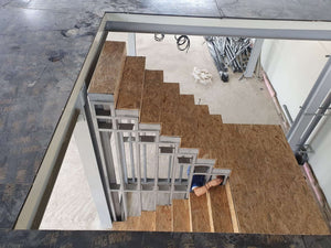 Conception et installation d'un escalier métallique à deux rampes avec un palier thumbnail