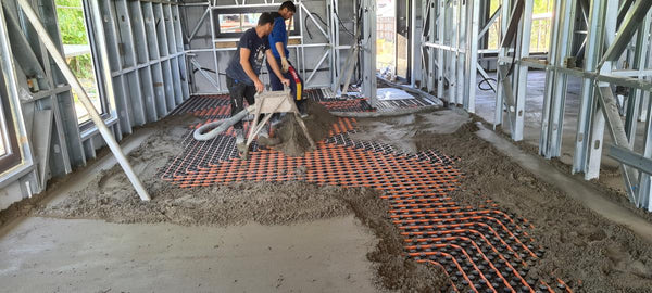 sapa umeda turnata peste sistem de incalzire in pardoseala in living