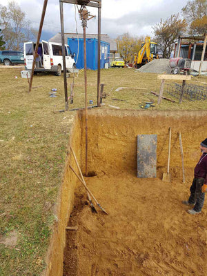 Excavation manuelle des poutres et des paliers pour la fondation d'un restaurant de 620 m² dans le département de Brasov thumbnail