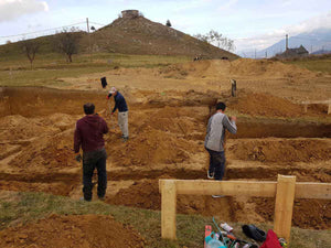 Excavation manuelle des poutres et des paliers pour la fondation d'un restaurant de 620 m² dans le département de Brasov thumbnail