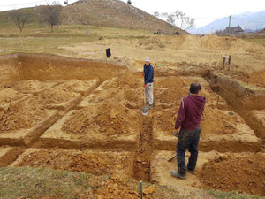 Excavation manuelle des poutres et des paliers pour la fondation d'un restaurant de 620 m² dans le département de Brasov thumbnail